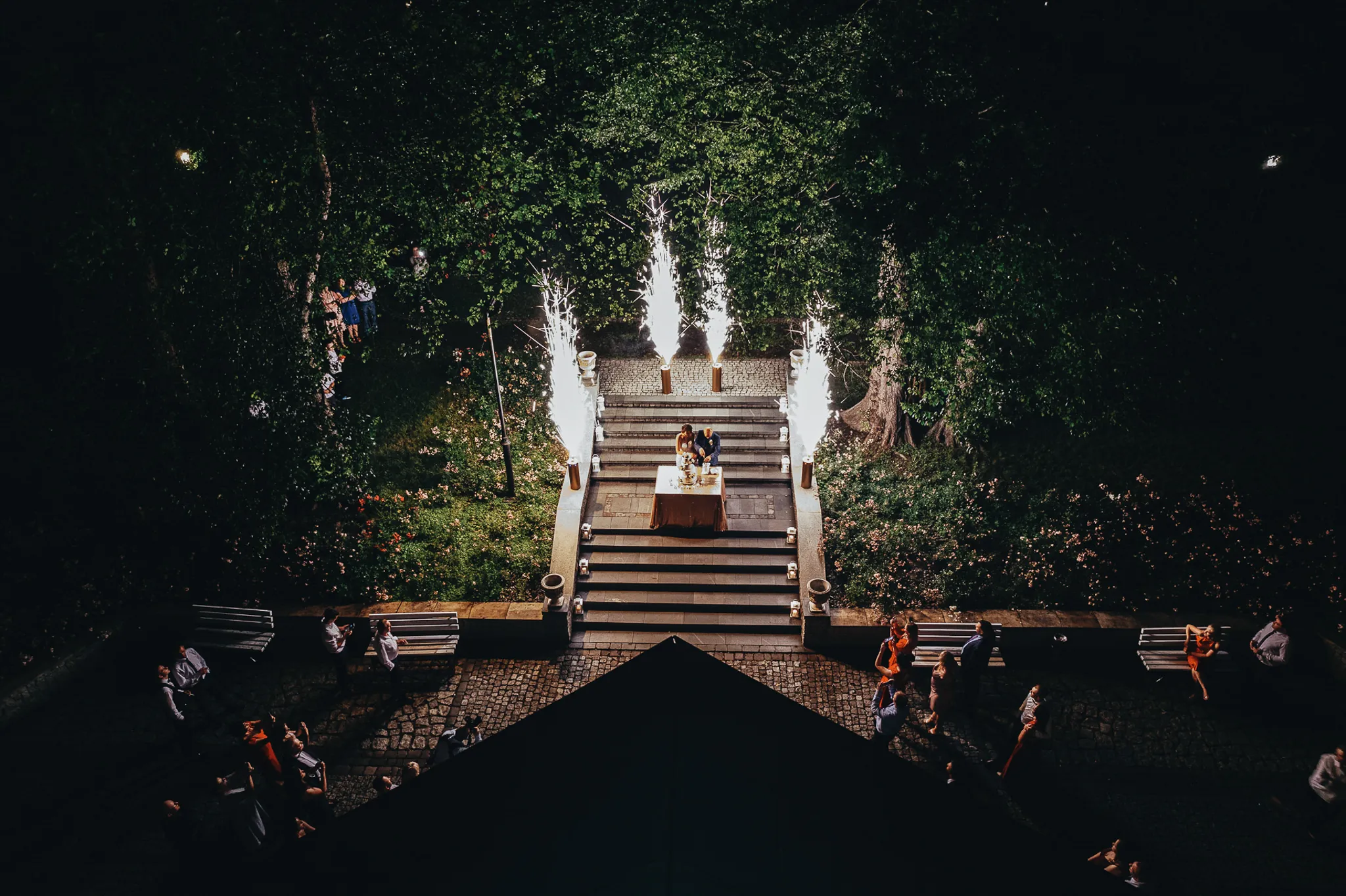 Kadr z filmu ślubnego i zdjęcie - nowoczesna fotografia hybrydowa, jeden operator z drona